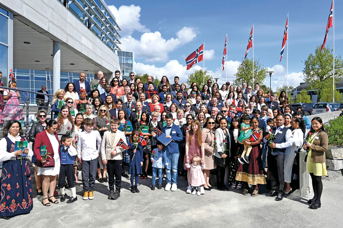 Glade mennesker etter statsborgerskapsseremoni