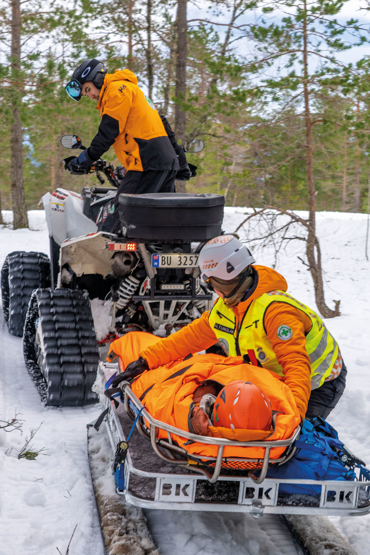 Uheldig skiløper og frivillig hjelpemannskap