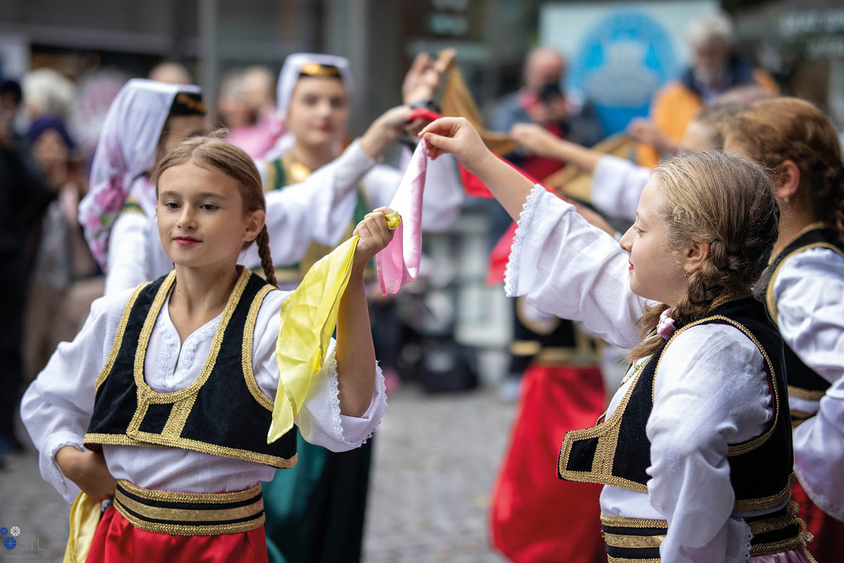 Barn danser på mangfoldsfest i Tønsberg