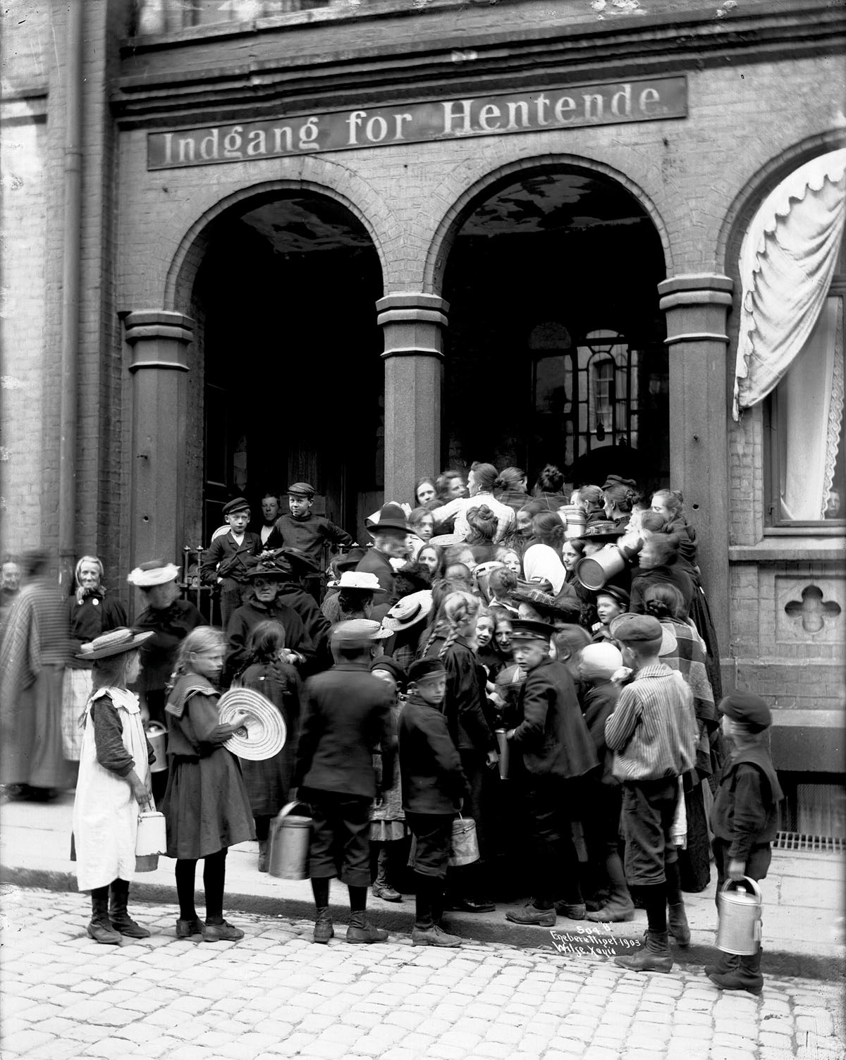 Fattige menneske i matkø 1903