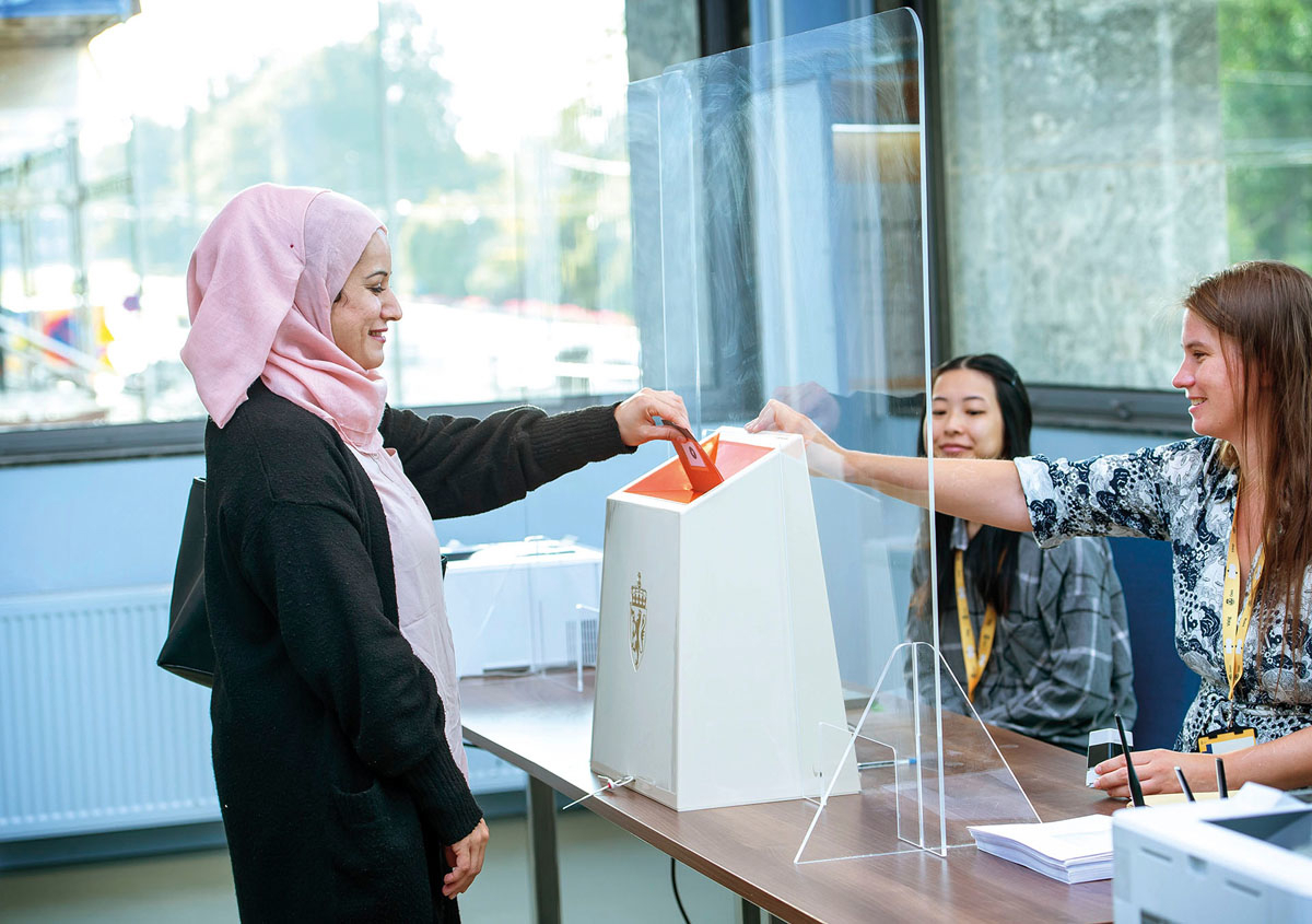 Kvinne stemmer ved stortingsvalg