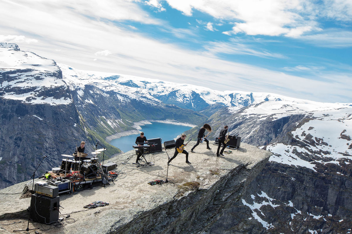 Band har konsert ute på fjellet Trolltunga