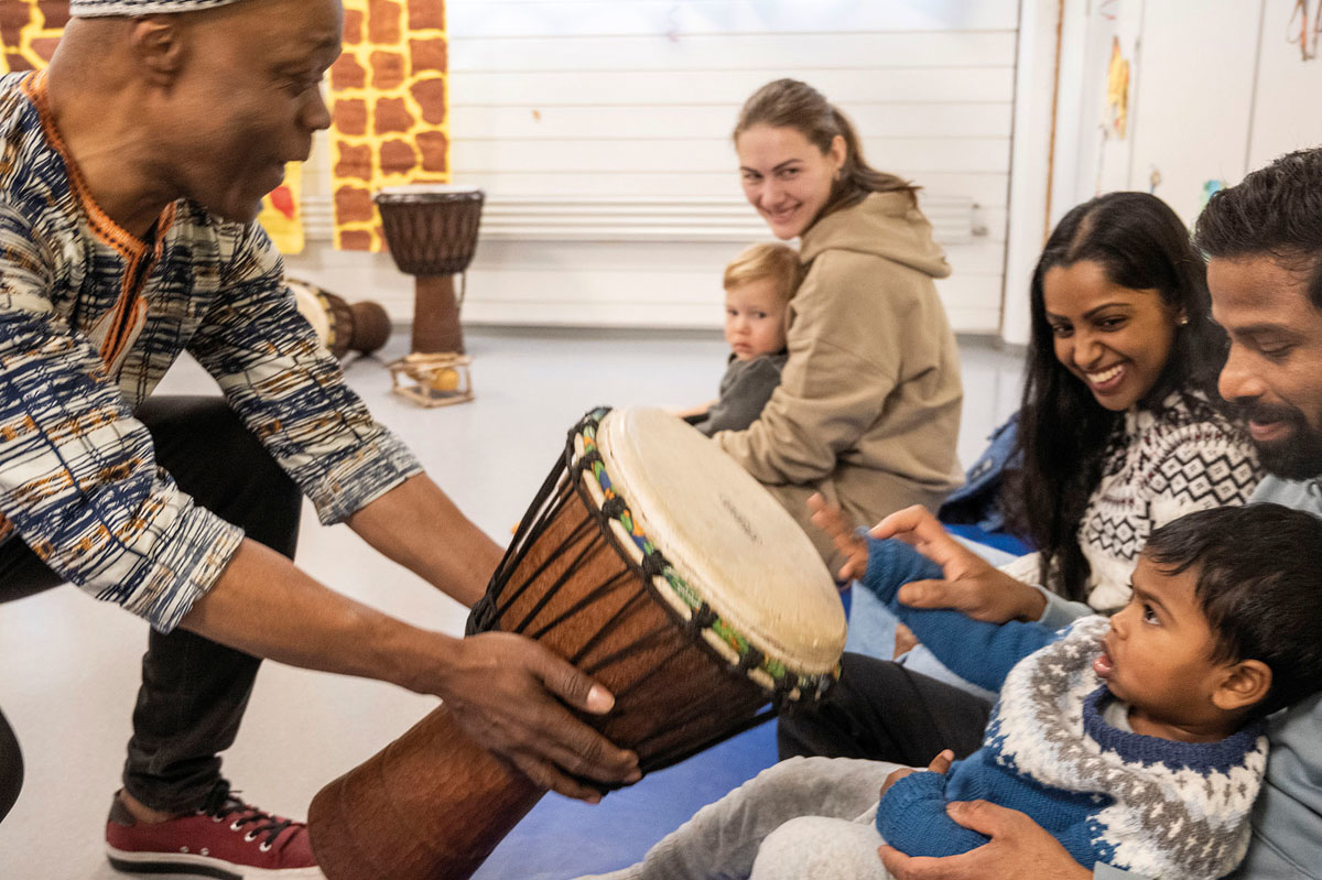 Barn får spille tromme