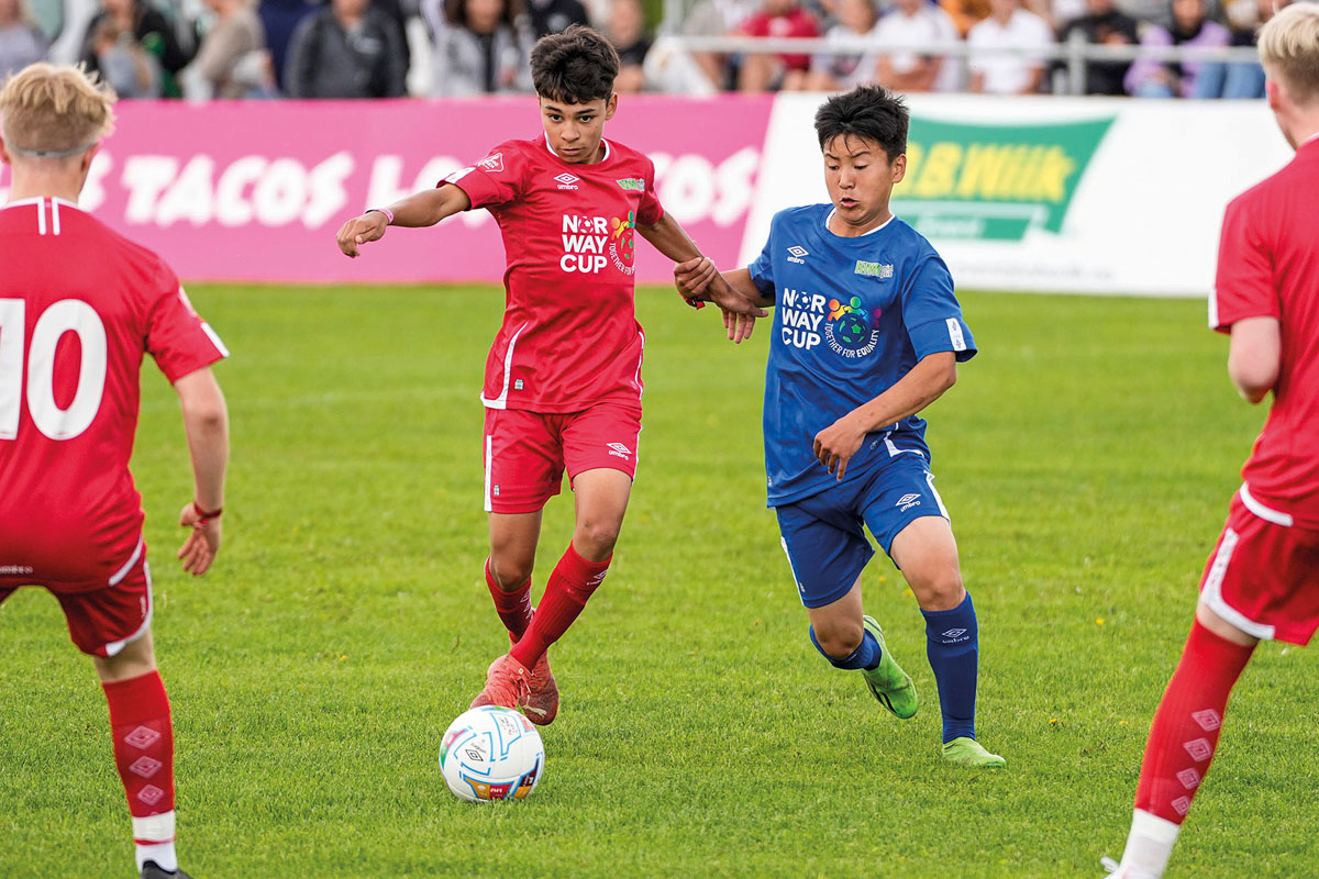 To gutter spiller fotball