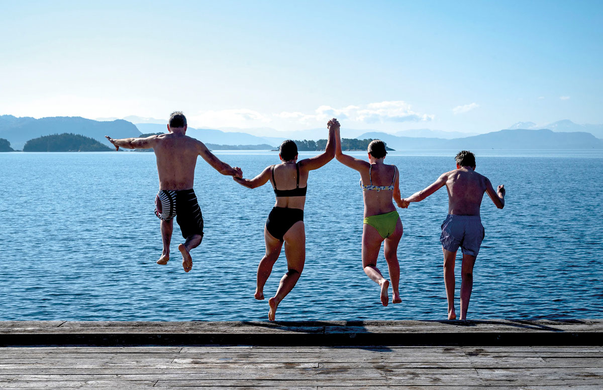 Personer hopper i sjøen