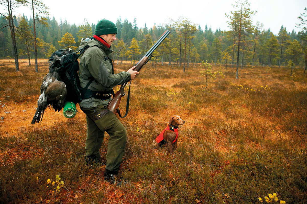 Mann og hund på jakt