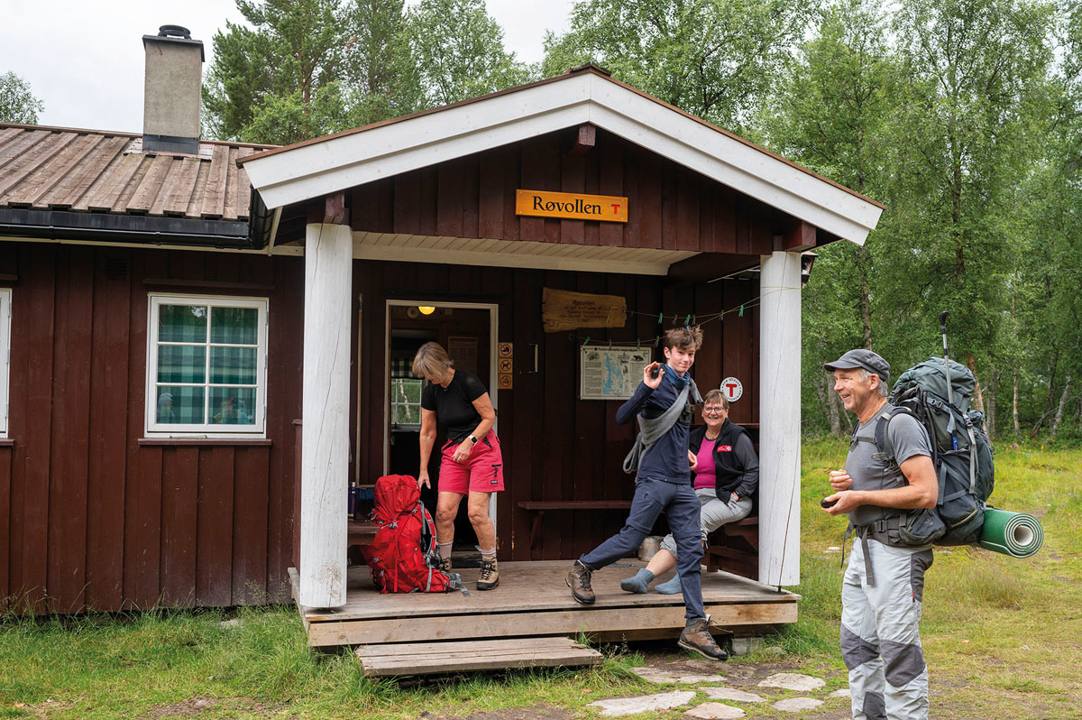 Mennesker utenfor hytte fra Den norske turistforeningen