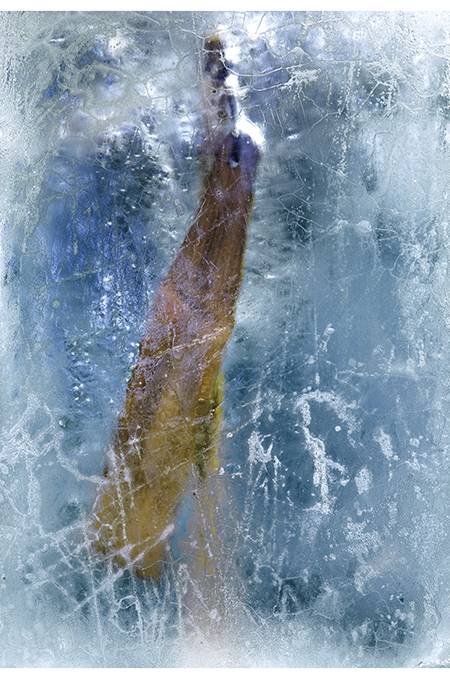 Figur 3.9 Skremmepinne smeltet ut av isen i Juvfonna, Jotunheimen