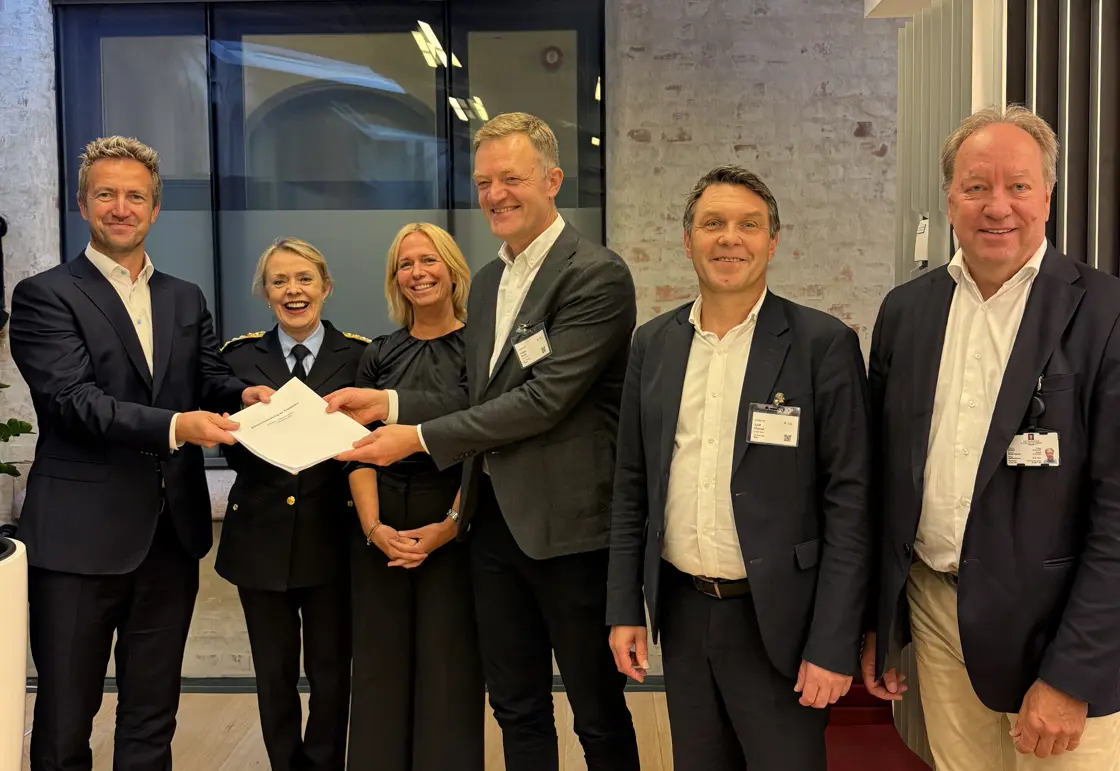 Fra venstre: finansråd Lars-Henrik Myrmel-Johansen, tolldirektør Benedicte Bjørnland, assisterende sjef Inga Bejer Engh (PST), professor Jostein Askim (UiO), direktør Kjetil Øpstad (Advokatfirmaet PwC AS) og spesialrådgiver Hans Henrik Scheel (Finansdepartementet)