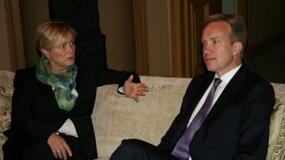 Kulturminister Thorhild Widvey i samtale med utenriksminister Børge Brende.