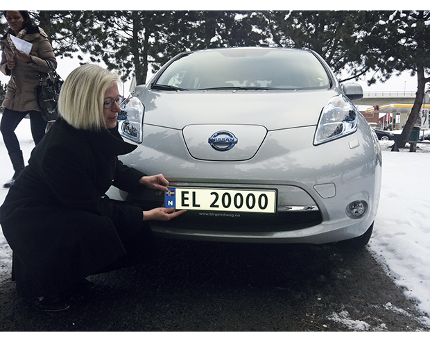 Figur 12.1 Samferdselsminister Marit Arnstad med el-bil nummer 10 000 i Norge.