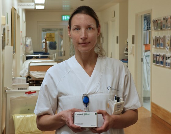 Norge er først ute i oppstarten av WHOs globale koronastudie. Klinisk farmasøyt ved Ullevål sykehus, Katerina Nezvalová-Henriksen, viser malariamedisinen det skal forskes på i første omgang. 