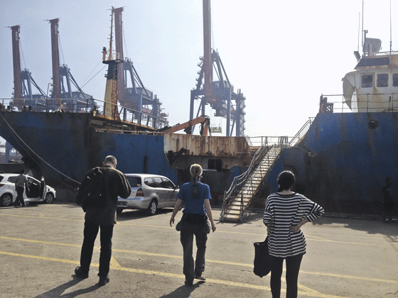 Figur 2.8 Sigurd Richardsen (tv.) frå Fiskeridirektoratet, Eve de Coning frå Kripos og Sølvi Albrigtsen frå Skatteetaten går om bord på Viking for å hente inn bevis 
