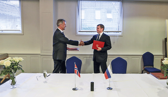 Figur 3.5 Delegasjonsleiarane Ilja Vasiljevitsj Sjestakov og Arne Røksund ved underskrivinga av den norsk-russiske fiskeriavtalen for 2017
