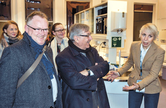 Figur 3.6 Kontakt med EU og EU sine medlemsland er viktig. Fiskeriminister Per Sandberg møtte EU sin Kommisær for miljø, maritime saker og fiskeri Karmenu Vella på Marbank ved Havforskingsinstituttets avdeling i Tromsø
