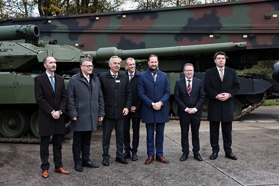 H.K.H. kronprins Haakon sammen med deler av den norske delegasjonen og representanter for leverandøren Krauss-Maffei Wegmann (KNDS Deutschland)