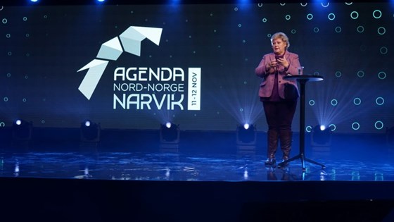 Statsminister Erna Solberg taler til Agenda Nord-Norge på scenen i Narvik.