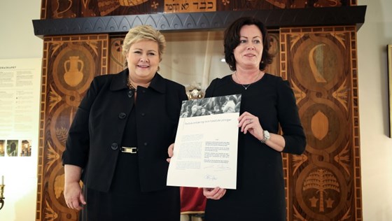 Statsminister Erna Solberg og statsråd Solveig Horne med den politiske erklæringen mot hatefulle ytringer.