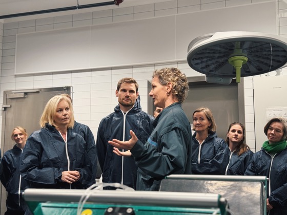 Sandtrøen og Aasland får omvisning ved produksjonsdyrklinikken ved NMBU på Ås.