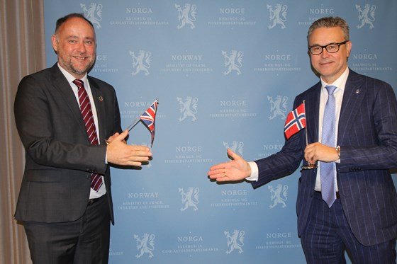 Fiskeri- og sjømatminister Odd Emil Ingebrigtsen og den britiske ambassadøren til Norge, Richard Wood (til venstre).