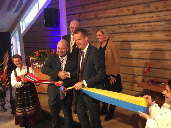 Justis- og beredskapsminister Anders Anundsen og inrikesminister Anders Ygeman markerer sammenknytningen av de nasjonale nødnettene