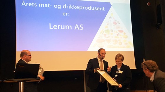 Landbruks- og matminister Jon Georg Dale delte ut prisen til administrerende direktør Trine Lerum i Lerum AS.