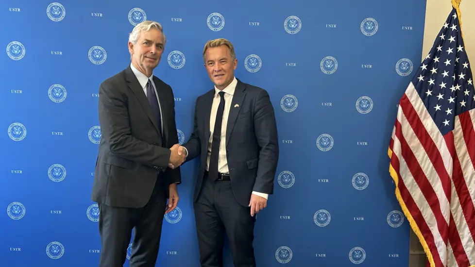 Statssekretær Andreas Motzfeldt Kravik håndhilser på USAs visehandelsrepresentant Jeff Goettman.