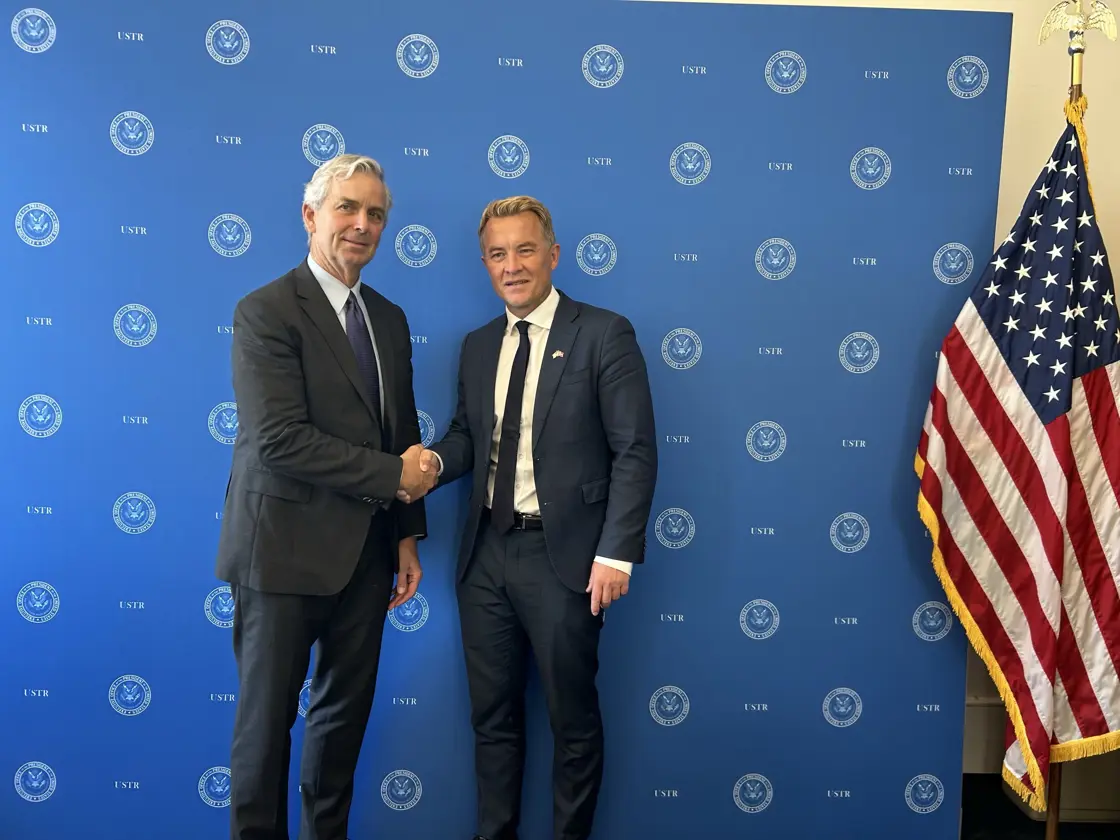 Statssekretær Andreas Motzfeldt Kravik håndhilser på USAs visehandelsrepresentant Jeff Goettman.