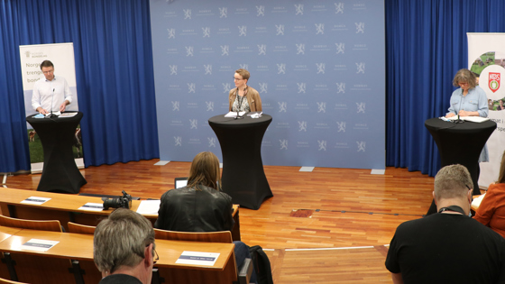 Lars Petter Bartnes, leder i Norges Bondelag og Kjersti Hoff, leder i Norsk bonde- og Småbrukarlag (t.h.) har i dag overlevert jordbrukets krav til statens forhandlingsleder, Viil Søyland. 