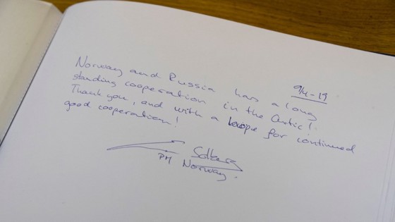 Statsministeren har skrevet i en russisk gjestebok.