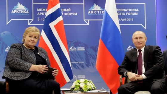 Statsminister Erna Solberg og Russlands president Vladimir Putin sitter i hver sin stol på et bilateralt møte i St. Petersburg.