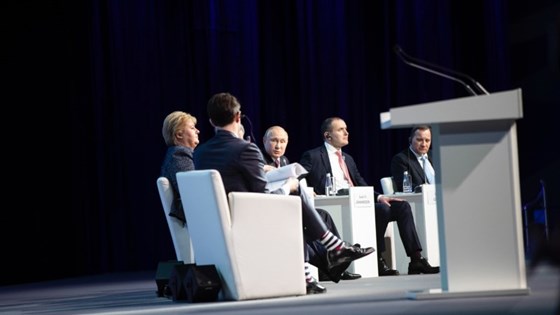 Nordiske ledere sammen med Vladimir Putin på Arktisk forum i St. Petersburg