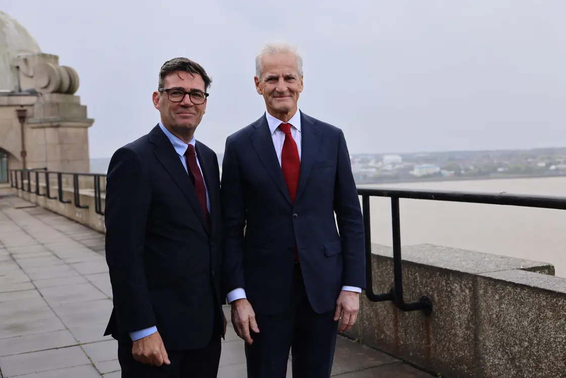 Statsminister Jonas Gahr Støre møtte den britiske statsministeren Andy Burnham i Liverpool.