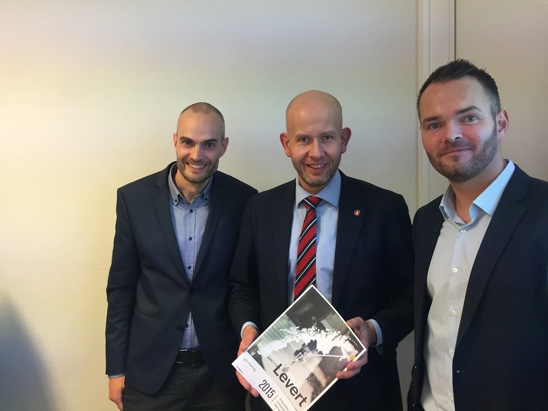 Tord Lien med forfatterne av rapporten, Carl Erik Nyvold og Tom Steffensen (t.h.)