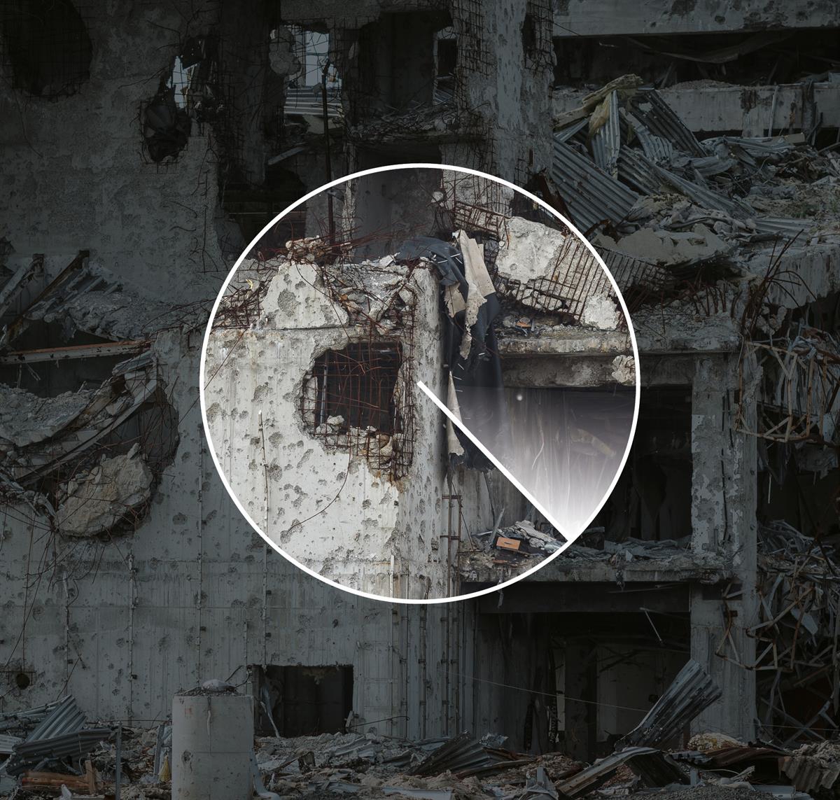 En utbombet bygning med sammenraste vegger og store mengder betong- og metallrester.