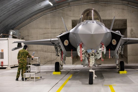 F-35-teknikere på Evenes flystasjon under øvelse Joint Viking 2023.