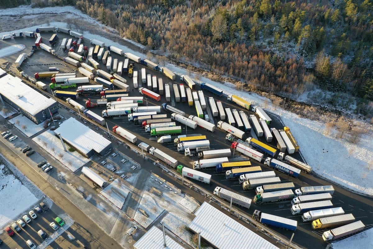 Oversiktsbilde over mange parkerte lastebiler og trailere.
