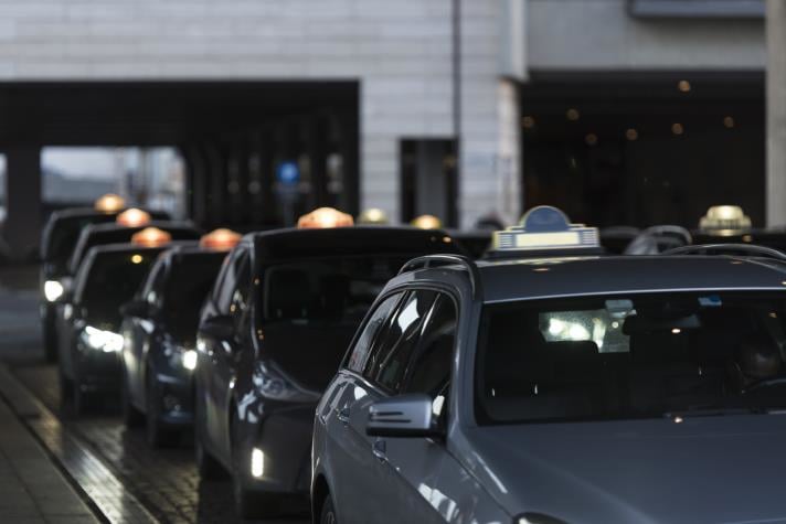 Kø av drosjer.