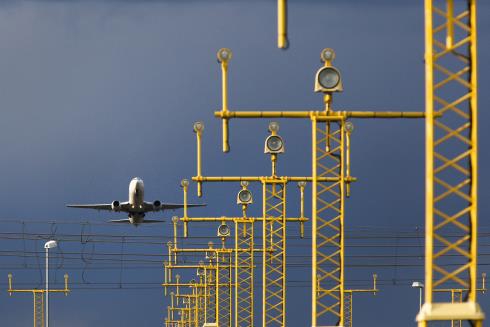Fly i luften over installasjoner.