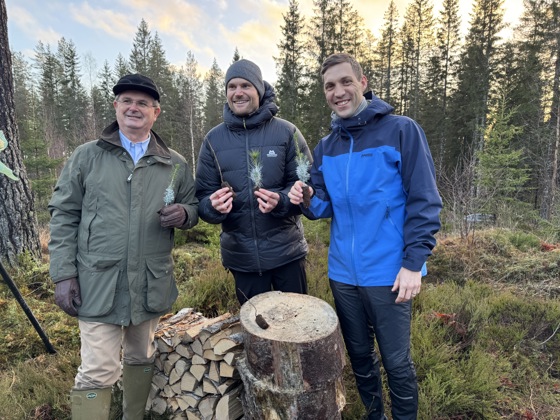 Skogeier Carl Otto Løvenskiold, landbruks- og matminister Nils Kristen Sandtrøen og klima- og miljøminister Andreas Bjelland Eriksen befaring i skogen ved Østernvann i Bærum.