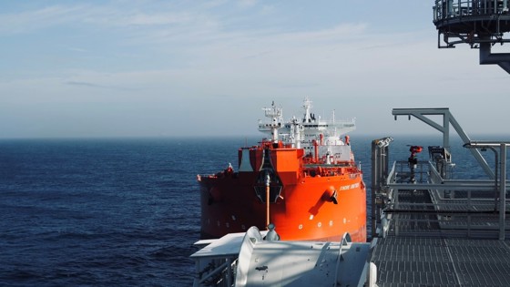 På bildet ser du tankskipet Sondre Knutsen og skipet Johan Castberg.