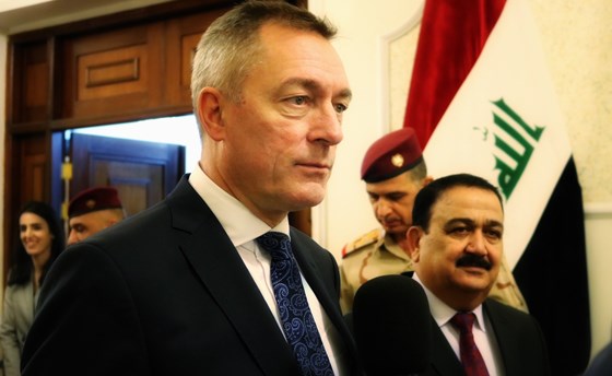 Forsvarsminister Frank Bakke-Jensen og Iraks forsvarsminister Irfan al-Hailay.