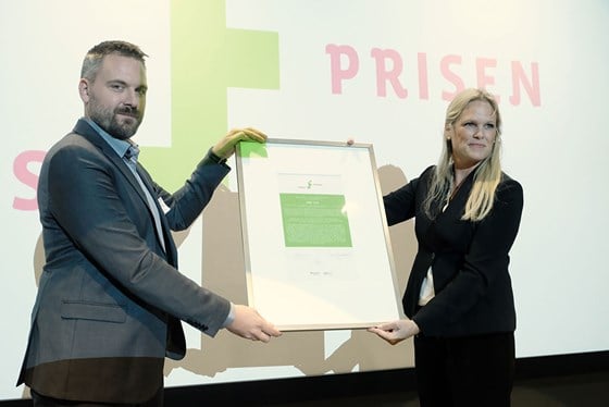 Lars Eirik Berg, sikkerhetsdirektør i DNB, mottar Fidus-prisen for god informasjonssikkerhet av samfunnssikkerhetsminister Ingvil Smines Tybring-Gjedde. 
