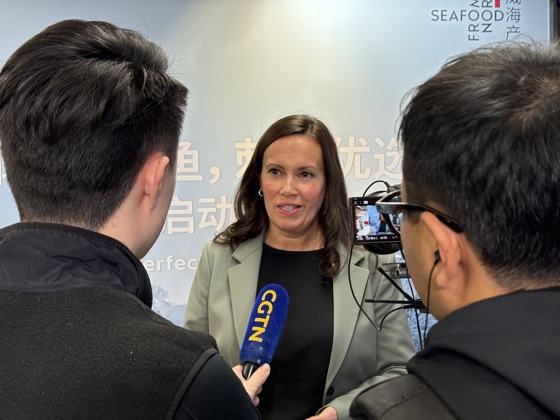 Fiskeri- og havminister Marianne Sivertsen Næss intervjuet av kinesisk presse på et laksearrangement i Beijing.