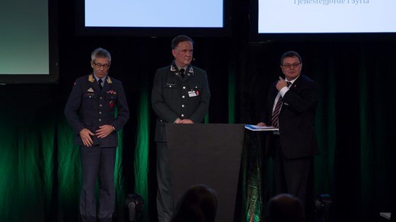 Statssekretær Øystein Bø, mottok UNIFIL-undersøkelsen av prosjektansvarlig Jon G. Reichelt, sjef for Institutt for militærpsykiatri og stressmestring.​