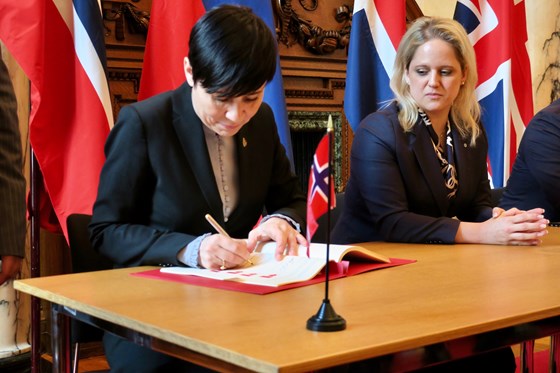 Umin signerer Brexit-avtale med Storbritannia