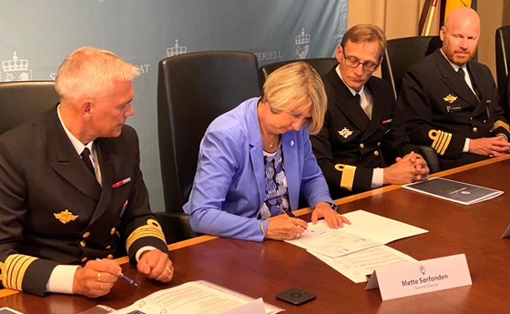 Direktør Mette Sørfonden i Forsvarsmateriell signerer kontrakten 8. juli 2021.