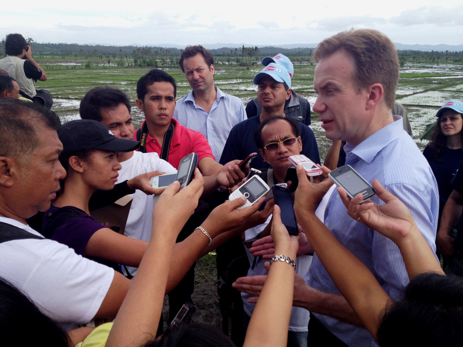 Utenriksminister Børge Brende møtte lokal presse da han var på Filippinene i januar 2014. Foto: Utenriksdepartementet/Astrid Sehl