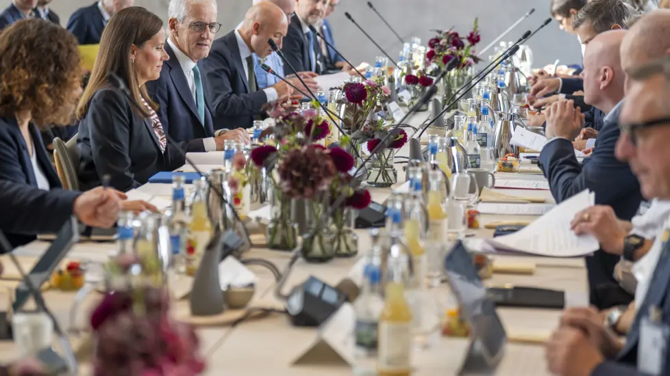Statsminister Jonas Gahr Støre er vertskap for et dialogmøte med etater og organisasjoner i maritim næring om maritim sikkerhet og beredskap. Til stede er også fiskeri- og havminister Marianne Sivertsen Næss og utenriksminister Espen Barth Eide. Foto: Heiko Junge / NTB.