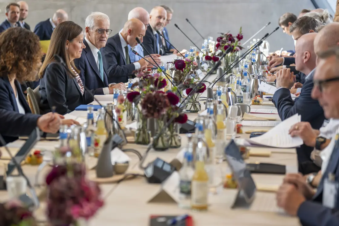 Statsminister Jonas Gahr Støre er vertskap for et dialogmøte med etater og organisasjoner i maritim næring om maritim sikkerhet og beredskap. Til stede er også fiskeri- og havminister Marianne Sivertsen Næss og utenriksminister Espen Barth Eide. Foto: Heiko Junge / NTB.